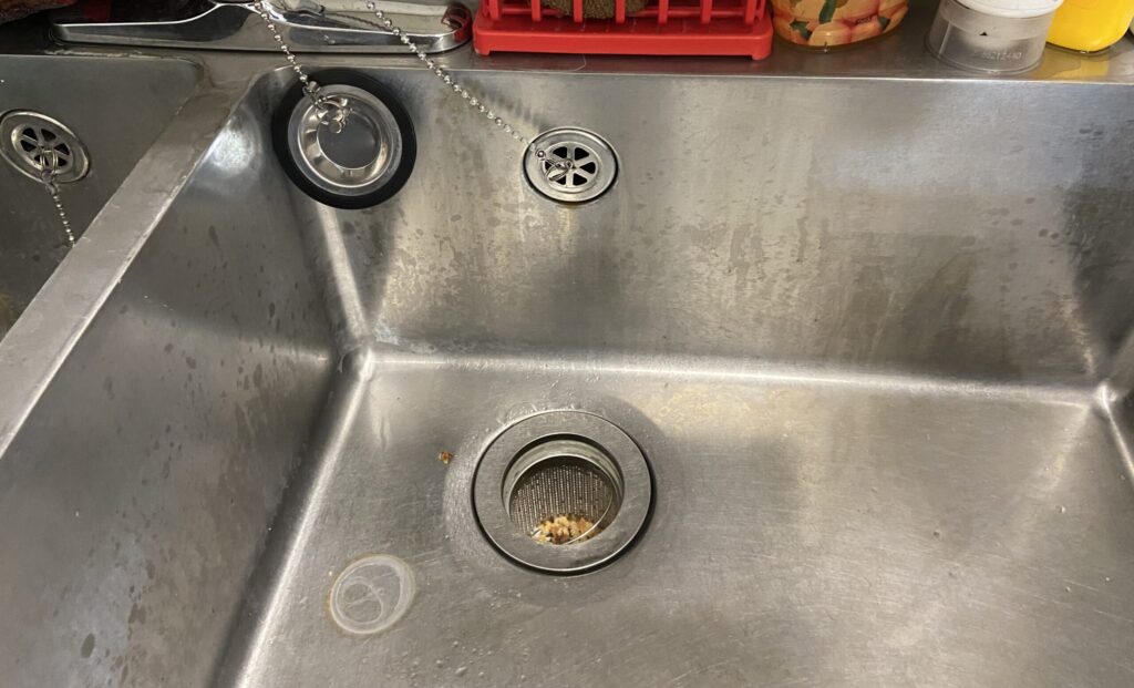 筆者が撮った汚れたシンクの写真