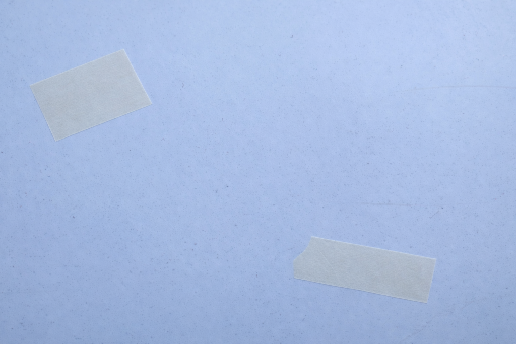 白い収納ボックスに新しく貼ったマスキングテープ。汚れや粘着跡がないきれいな状態